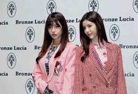 by2姐妹受邀看秀，穿西装搭长靴坐前排，妹妹剪刘海更有辨识度