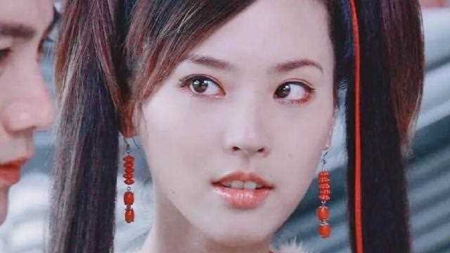 吴佳尼近照，一双帅儿长相随妈妈不似咆哮帝，失婚三年恋同志天菜