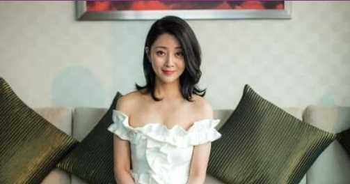 年轻时美貌惊人，如今三十五岁甜成水蜜桃，嘴唇破相依然绝美