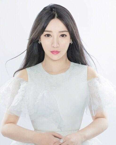 柳岩的穿着终于正常了，原来不露的她显得更加青春美丽