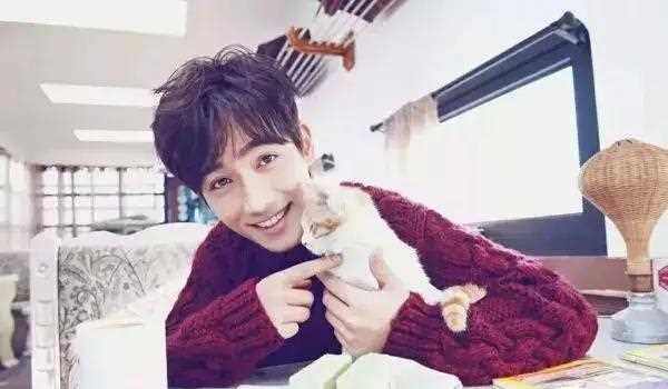 朱一龙撞脸梁朝伟，早年因没人气惨遭换角，全靠小电影助他上位