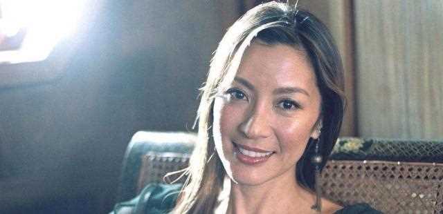 杨紫琼腿部意外受伤缝了10针，73岁未婚夫看她的伤口满是忧愁