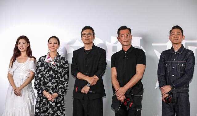 61岁苗侨伟与影帝刘德华 古天乐同框斗帅 林嘉欣化烟熏妆颈纹抢镜