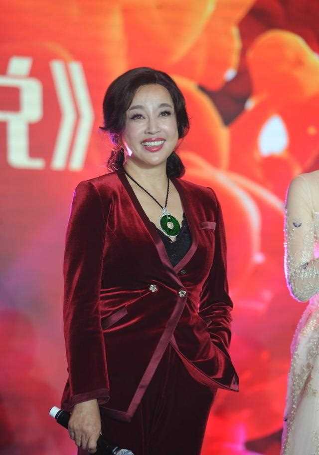 67岁刘晓庆主办慈善活动，穿海盐蓝色西装长裙，翠玉项链太耀眼