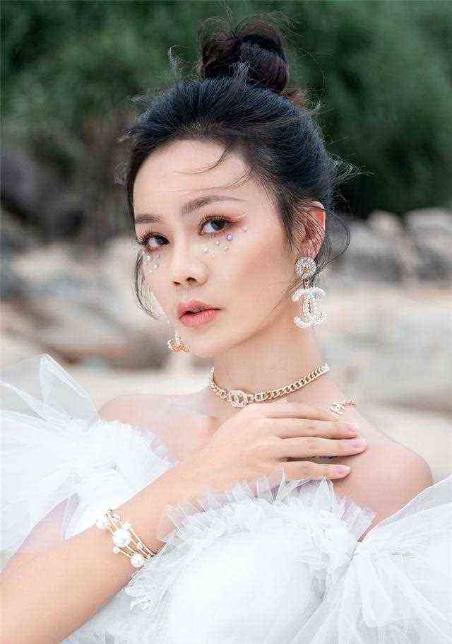 时尚girl！2021火出圈的新娘妆造，做婚纱照里的百变大咖