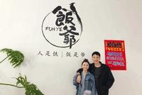 黄雅莉参观林依轮公司“饭爷”！展示厨艺身高不够箱子来凑！