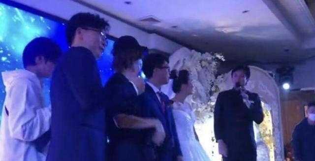 邓超改行当司仪？现身新人婚礼现场主持，这婚礼一定很热闹