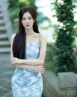 f8ce07c0-297d-45d3-a7d2-3e0c50ac6833_2.jpg 「服装解读」浪漫海景蓝碎花纹路长裙,穿出海之韵的感觉,时尚美