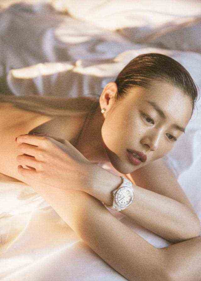 迪丽热巴、刘雯、陈伟霆，诠释香奈儿J12腕表的崭新时间观，分秒背后的性感魅力
