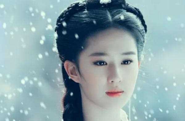 刘亦菲穿“镂空”装出门？和当年小龙女对比，网友：我错过了什么