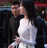 刘亦菲穿“镂空”装出门？和当年小龙女对比，网友：我错过了什么