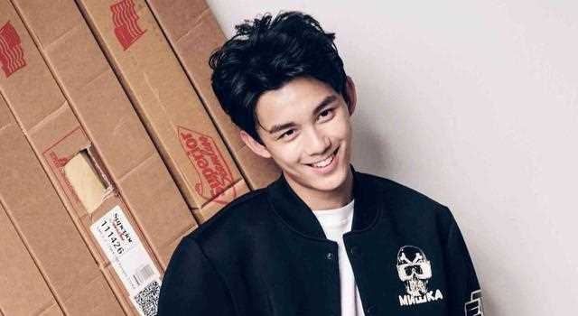 都说中分是男星变帅的法宝，鹿晗小王子、南太铉俊美、潘玮柏算了