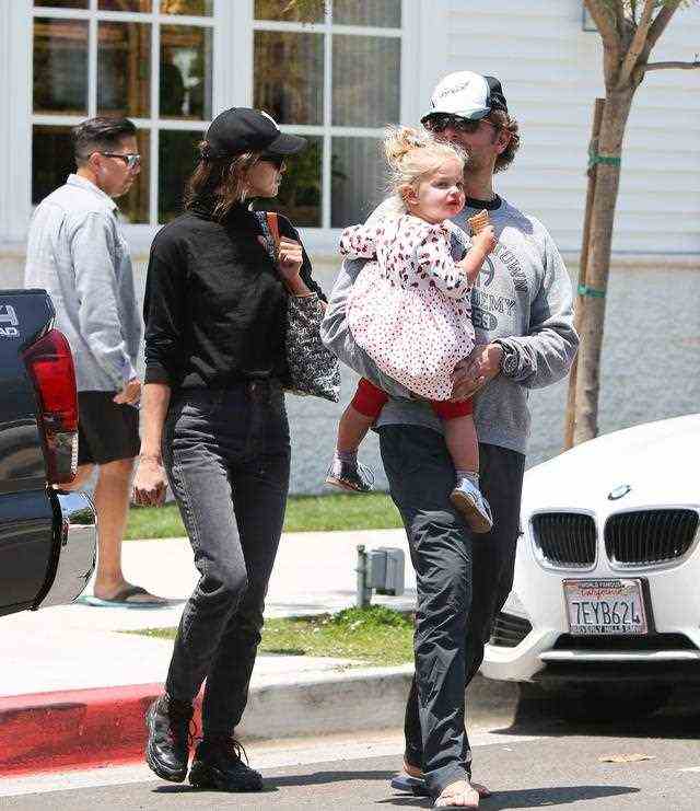 简约黑T搭配牛仔裤，层次丰富长腿抢眼