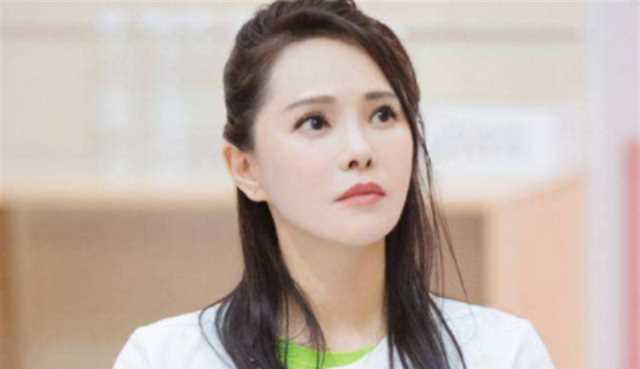 被抛弃后又替父还债，54岁仍不敢享受生活的伊能静，真的幸福吗？