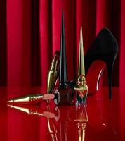 ff2a4828-922d-4298-93e4-cae898abffdc_1.jpg Christian Louboutin(萝卜丁)挑选20种深红色色域用于新系列