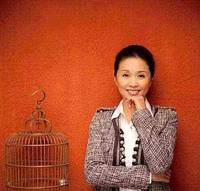 55岁黄菡，倒追老公恩爱30年，女儿长相甜美清秀可人