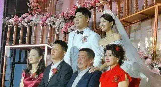 闫学晶流泪动情竟天下皆知，在儿子儿媳婚礼上，喜婆婆出尽了风头