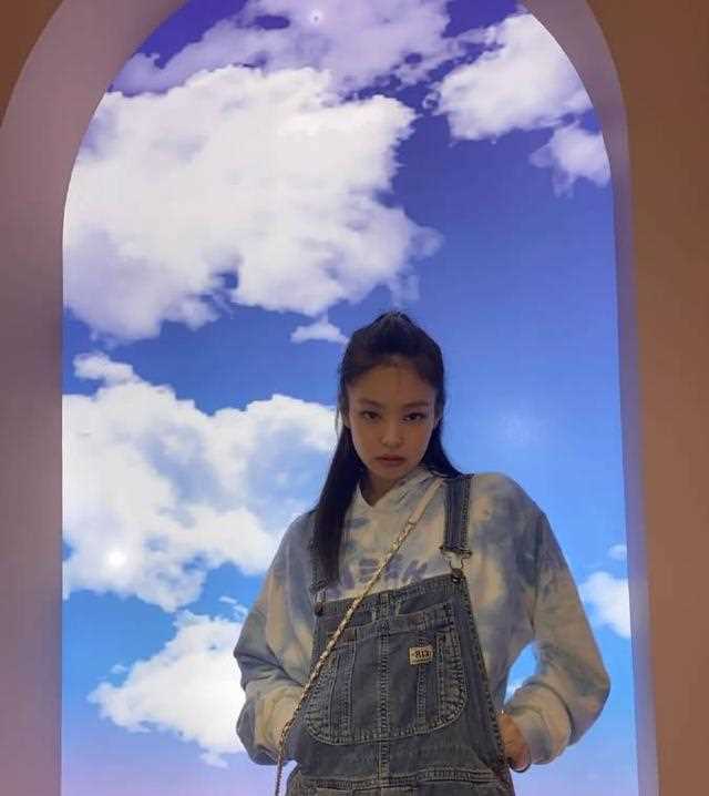 Jennie私服，蓝白扎染连帽卫衣配烂边牛仔背带裙，清新时尚很青春