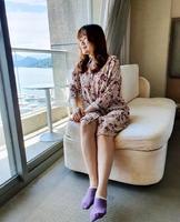 女孩儿脱下鞋子最怕飘出异味了…♀矮额~好尴尬怎麽办？