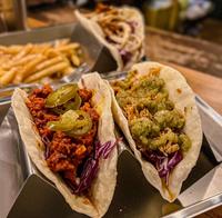 新竹宵夜｜吉恶珈琲·隐身护城河旁的特色小店！看起来像酒吧的TACO咖啡专卖店