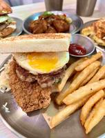 #新庄早午餐 LOGO霸气中带点可爱!店内环境舒适整洁 餐点有特色 辣辣萝卜糕必点!