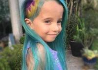 美国6岁女孩把头发染成七色，如同彩虹般绚丽引众人称赞
