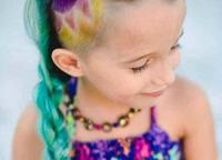 美国6岁女孩把头发染成七色，如同彩虹般绚丽引众人称赞