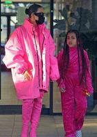 金卡戴珊和8岁女儿穿亲子装出街！粉色好闪耀，小西北成翻版坎爷