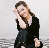 汤镇宗女儿罕揭晓！姐妹俩差9岁一样美，与父亲老态龙钟对比明显