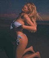 悉尼妹穿比基尼秀身材，姿势狂野火辣，纤细腰肢修长美腿十分抢镜