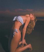 悉尼妹穿比基尼秀身材，姿势狂野火辣，纤细腰肢修长美腿十分抢镜