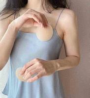 07e5ca9a-c53b-4a05-82ab-460f898e53e1_2.jpg-s 女生夏天的“小秘密”:胸贴太闷了,裤的尴尬你知道吗?