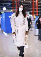 何穗把“米色”穿出圈，春季这么挑大衣，穿得准比同龄人更精致