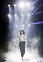 艾莱依2019SS“猎滟”hold全场，2018季形象大使毛晓彤到场助阵