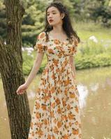 熏风解愠，繁花景长一条印花长裙足以赞叹时光