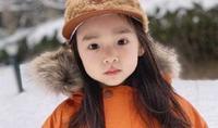 30854eca-8026-41a8-a75a-df72c60dce22_1.jpg-s 董璇晒女儿近照,小酒窝身穿橙色羽绒服,颜值超高