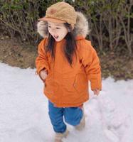 30854eca-8026-41a8-a75a-df72c60dce22_2.jpg-s 董璇晒女儿近照,小酒窝身穿橙色羽绒服,颜值超高