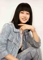 31bdf4ab-d20c-40ab-82b2-12f7bdad678b_1.jpg-s 谭卓真有气质,蓝色条纹套装清新知性很干练,齐刘海短发很减龄
