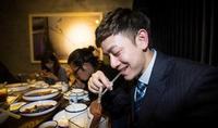 5位男子撞脸明星,图一酷似李现图四酷似罗志祥 常被美女纠缠合影 5位男子撞脸明星,图一酷似李现图四酷似罗志祥 常被美女纠缠合影