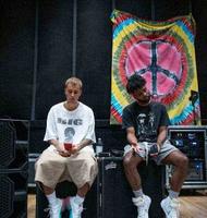 贾斯汀·比伯明明是高富帅，却喜欢穿成“流浪汉”，海莉也不管管