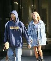 贾斯汀·比伯明明是高富帅，却喜欢穿成“流浪汉”，海莉也不管管