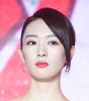 她是张默的前女友童瑶，分手后开始独立自强，好几部剧迅速走红