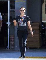 娜塔莉·波特曼外出就餐，黑T修身黑裤显清爽，轻松展示身体曲线