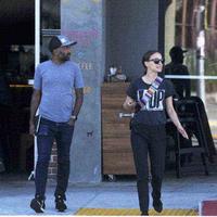 娜塔莉·波特曼外出就餐，黑T修身黑裤显清爽，轻松展示身体曲线