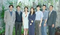 53d05180-55b5-40b0-a828-06ffe751fbe4_2.jpg-s 林心如穿蓝色连体裤站在“c”位,显示了独特的魅力和气场