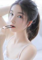 牛奶肌优质美女吊带衫夏日清爽性感唯美写真图片