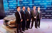 李书福亮相上海车展，一举动引人遐想，或是在预言汽车的发展？