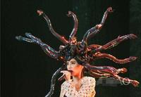 蔡依林学乖了！不露“虎背”，只露“香肩”，但还是比不上她