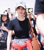 蔡依林学乖了！不露“虎背”，只露“香肩”，但还是比不上她