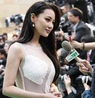 张馨予这个小小的举动，又再次霸占热搜榜，网友：范冰冰都比不上